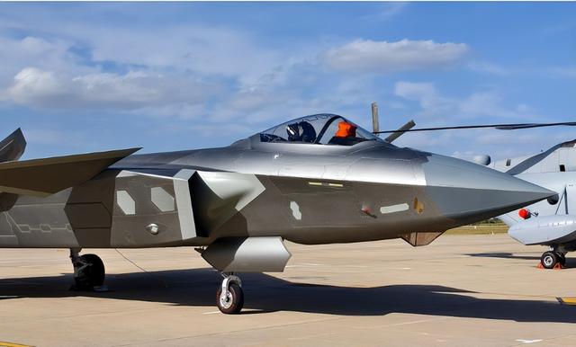 歼 - 20 编号 “CB10300” 曝光，数量突破 300，美军优势还剩多少