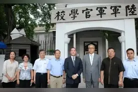 蒋友松长相酷似曾祖父蒋介石，参观黄埔军校时说：我家吃饭还这样图片