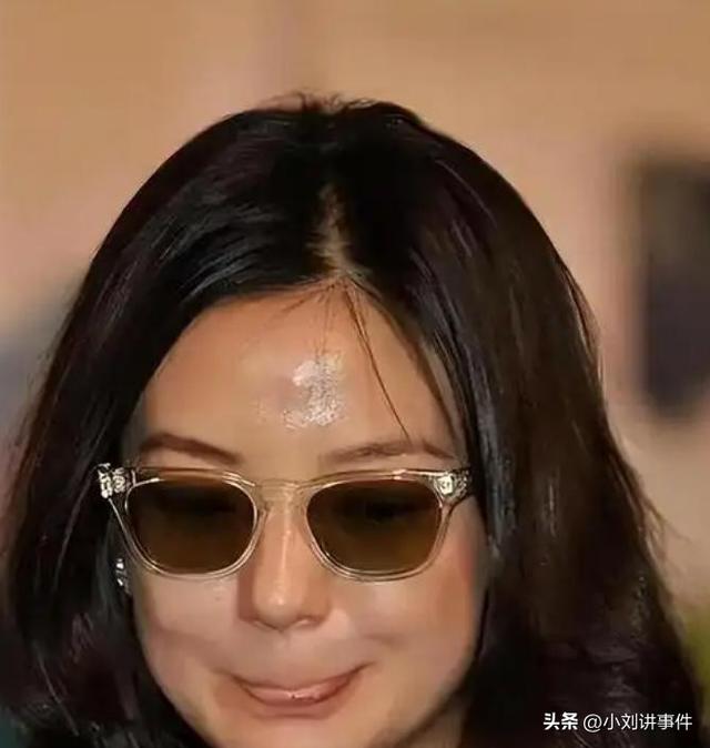 49岁赵薇脸颊凹陷沧桑得认不出！今低调和网友合影，再无往日明媚