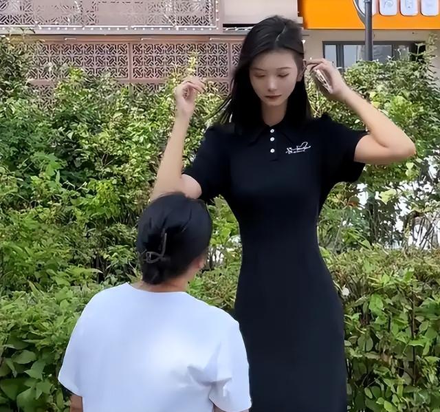 东北女孩身高2.26米	，貌美如花，妈妈却天天发愁：这辈子都难嫁人