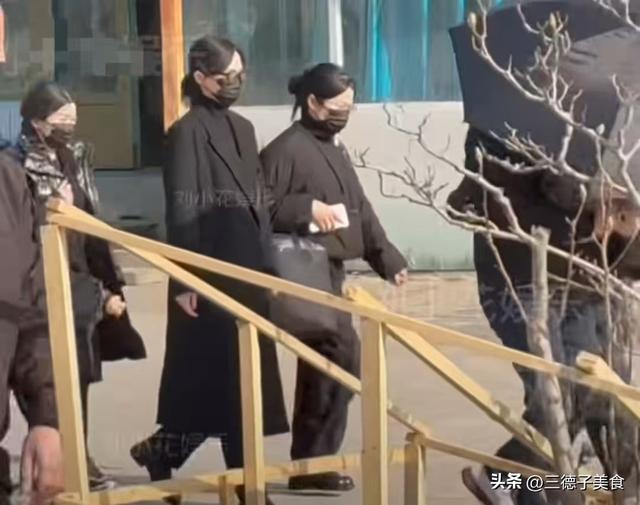 罗晋父亲葬礼现场曝光，罗晋抱遗照神情哀伤，唐嫣在身后全程陪伴