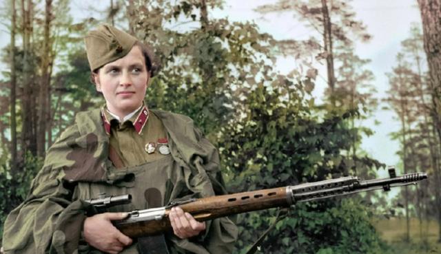 1942年,女兵们背走尸体,在地下室赤裸洗澡,她们只有一个信念