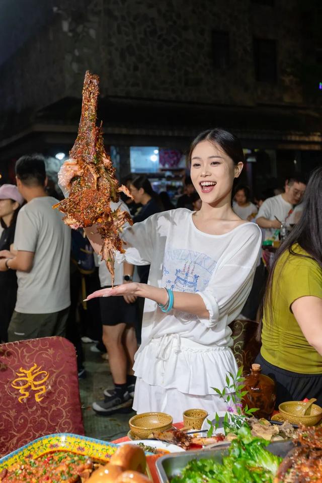 月底通车！最美高速2h直达羌情秘境，徒步领奖牌全攻略！千人篝火烤羊咂酒，亲测好耍！