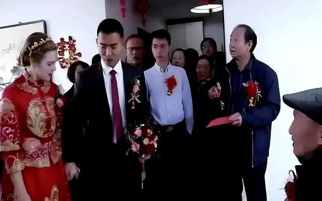河北1男子网恋娶到美国女孩，婚后，得知女孩身份惊得目瞪口呆！