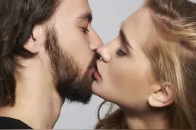 别害羞，亲嘴时，男人把手会放在4个地方，证明爱你如命图片