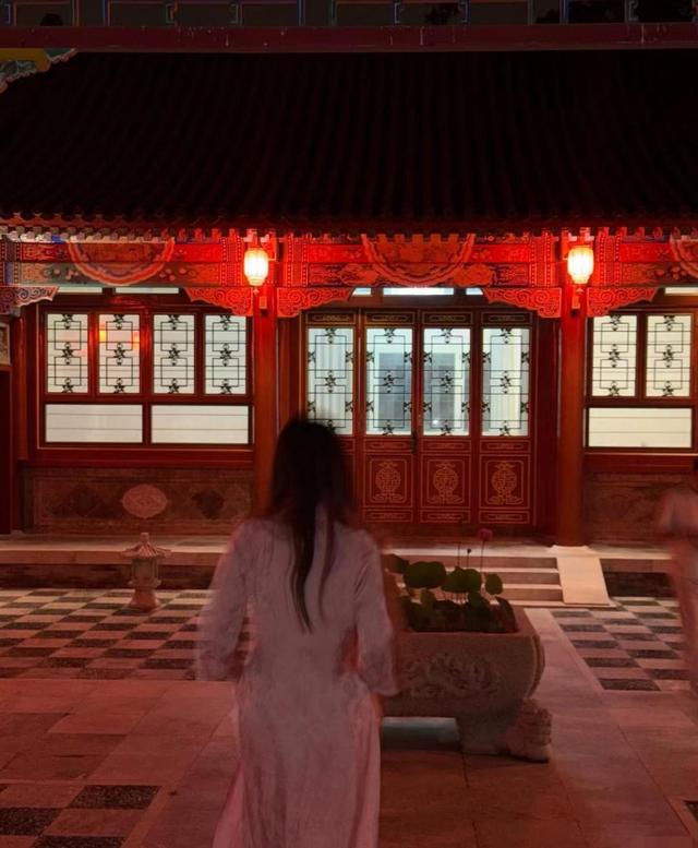 王诗龄晒自家北京小院，大半夜穿旗袍拍照，面无表情上演中式恐怖