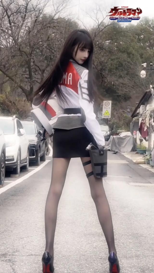 女网红cos奥特曼队员，黑丝高跟鞋大长腿美爆，孩子们相信光了