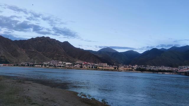 爬拉萨南山公园