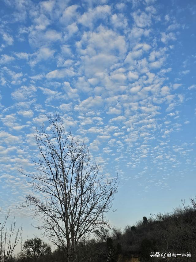 我拥抱了自然，你拥抱了天空，蓝天白云，大山幽幽，风景如画!