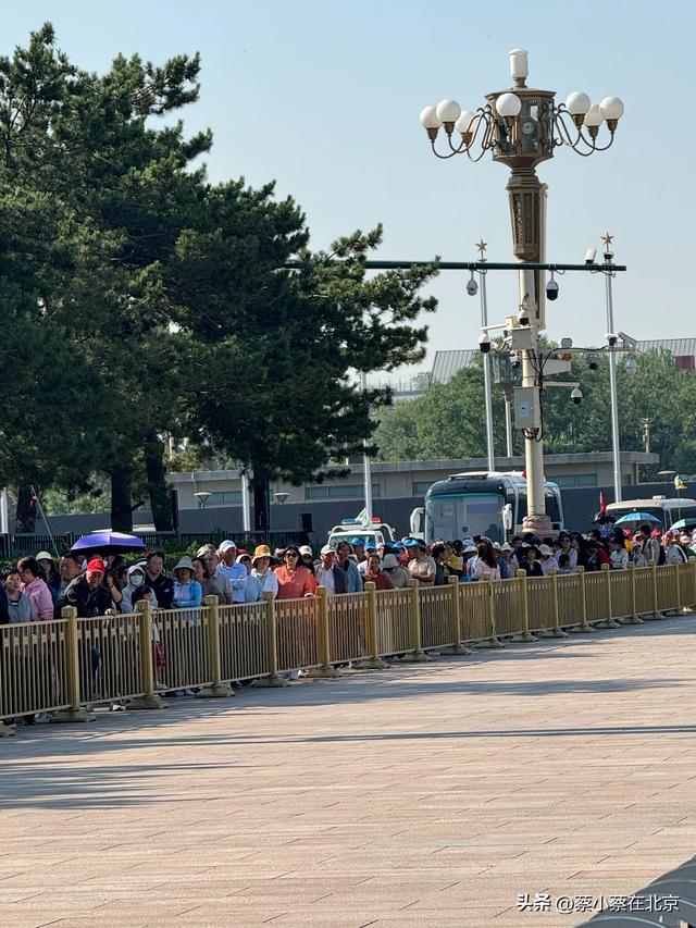 2025年10月14日，北京毛主席纪念堂前发生的真实场景，大家看看吧