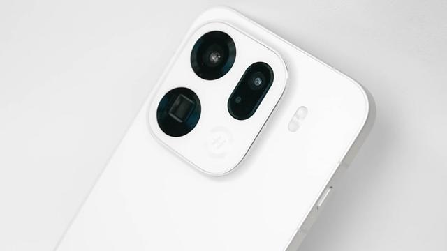 OPPO Find X9 Pro霜白：绒砂工艺藏细节，简约机身显高级