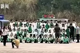 病重男孩与全班拍毕业照次日离世，亲属发声：接受不了，一直在哭图片