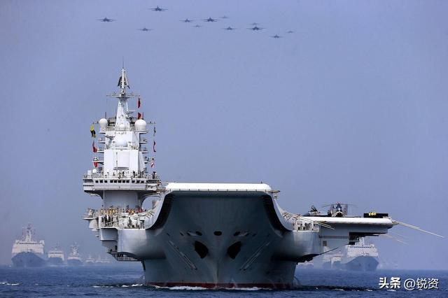 美国战机引起热议！航母暴露致命短板，中国总结经验转化成果