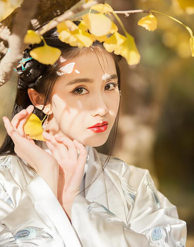 银杏树下人像摄影进阶！9个「落地就会」姿势，新手也能拍出大片