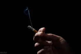 长期吸烟的人，若面部出现3个表现，注意心梗找上门，劝你早戒烟图片