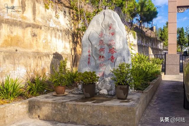 大理佛塔寺的山泉水是净化过的，老百姓不仅可以免费取，还不限量