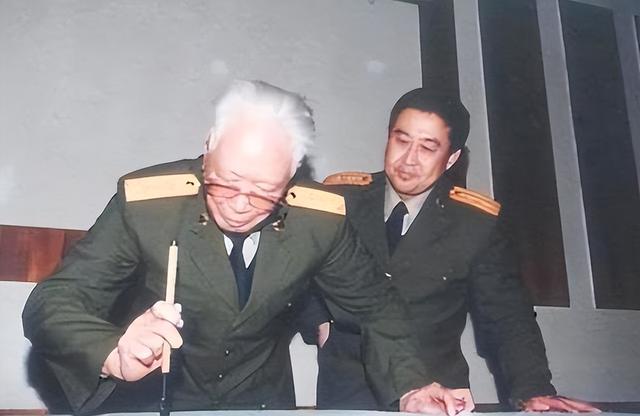 他被免去副总长、中央委员	，本打算退休养老，没想到又被重用13年