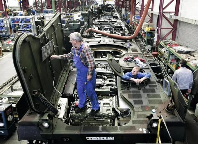 特朗普甩锅，欧洲扩军梦碎稀土！中国稀土一断，武器瞬间变废铁！