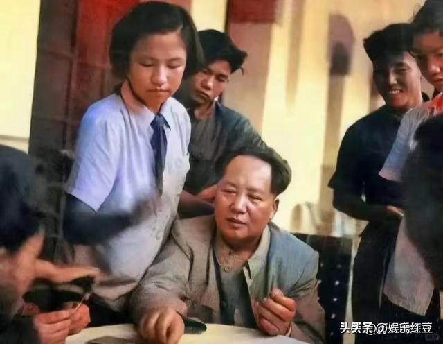 毛主席一家四口合影，四人脸上全是笑意，李讷紧挨毛主席