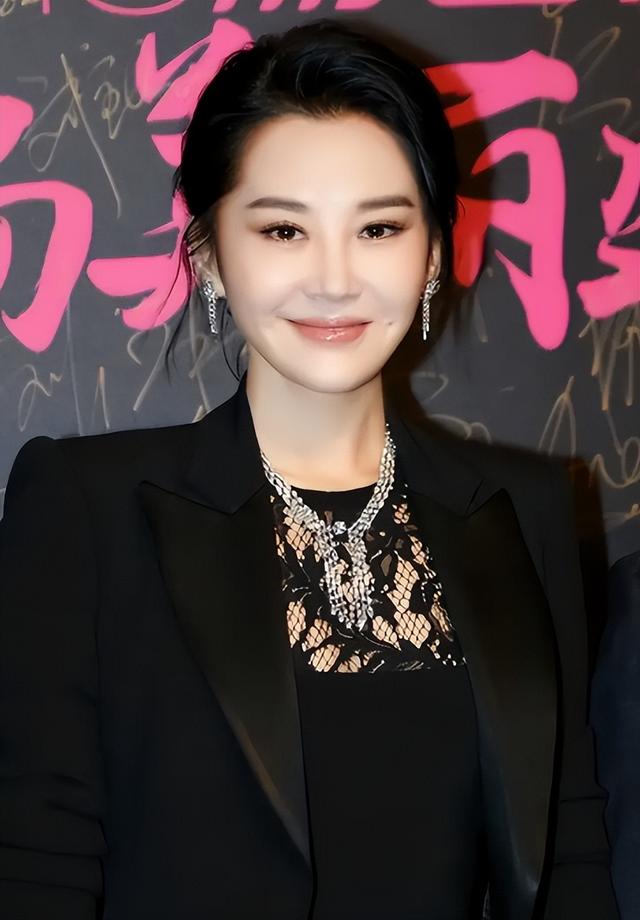 她一生 “风流成性、老少通吃”，撩汉无数，现如今56岁却依旧单身