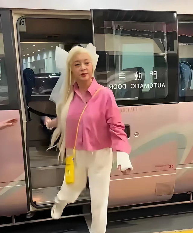 75岁刘晓庆时尚近照曝光，金发粉衣造型吸睛，岁月似乎格外偏爱她