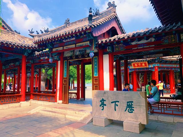 行走大明湖:亭台是凝固的诗行，荷香是时光的信使！