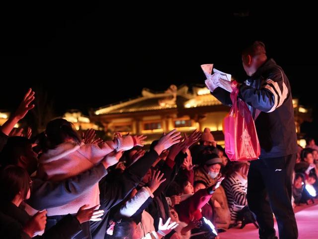 锣鼓喧天迎宾客 铁花璀璨耀祁山——这里的年味直接拉满