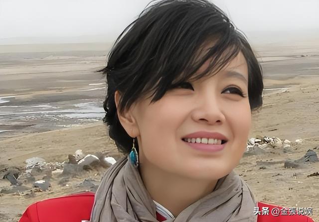 连上5次春晚，却和恩师同居怀孕被骗流产，如今56岁的她依然单身