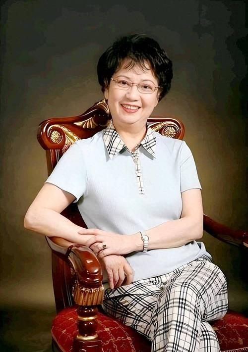 京剧女神李维康患病丈夫不离不弃，如今北京养老，北大女儿很孝顺