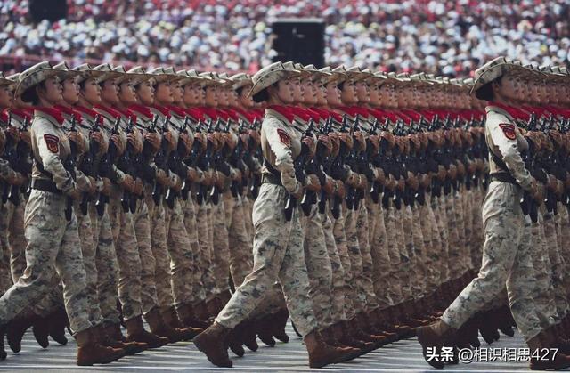 女民兵拉着五颜六色拉杆箱返程，阅兵靴子没来得及换，穿衣很时尚