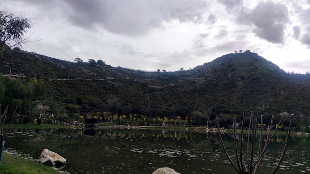 拉萨药王山北面团结公园，今年新竣工开放，雨中漫步眺望布达拉宫