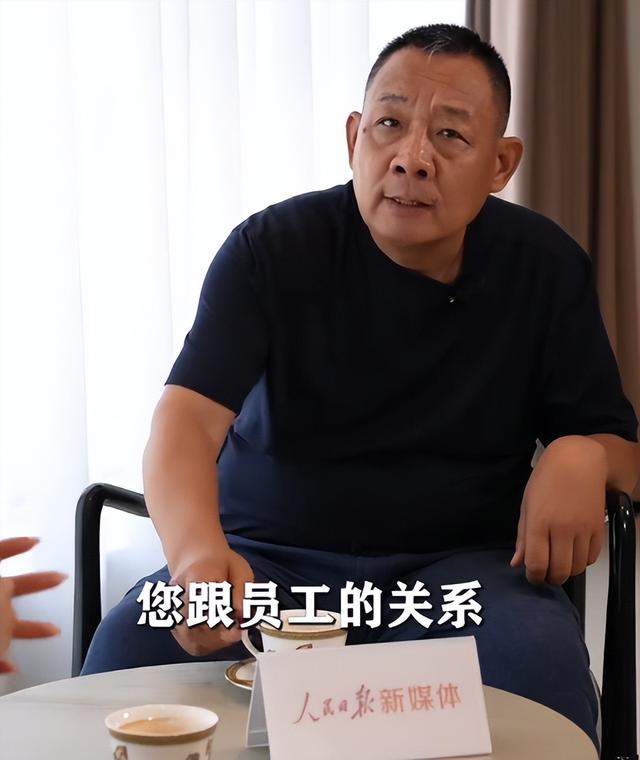 警惕“造神”陷阱！人民日报专访连发多问，揭露于东来真实的想法