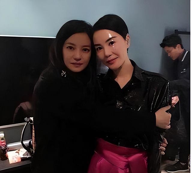赵薇走到今天该怪谁？事业毁了，婚姻没了，如今连房子都要卖了