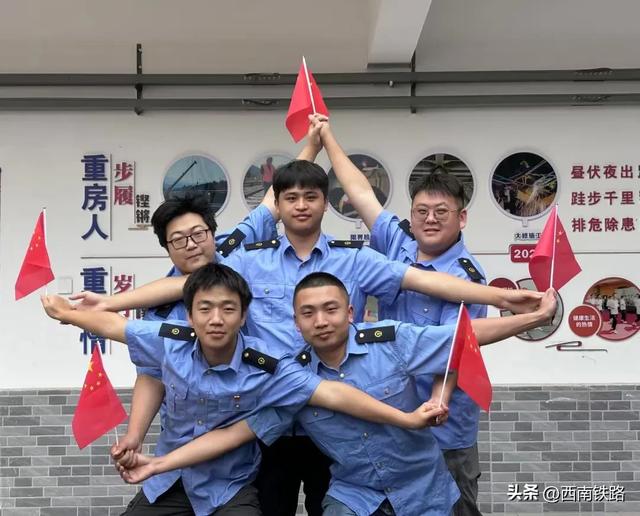 今天，站车里一片热闹！