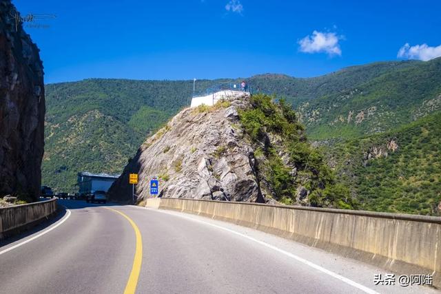 “多点真诚,少点套路”,丽宁十八弯旁的两个观景台让人心生感慨