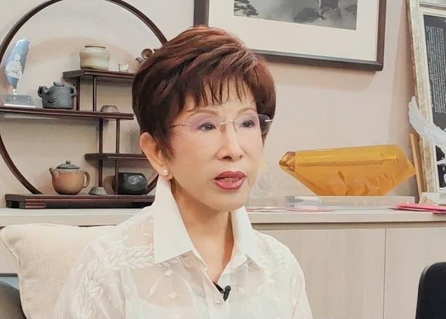 洪秀柱已抵京，在落地的那一刻，做出郑重表态，台陆委会发出威胁，国民党还有大动作