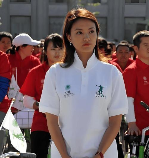 她是央视最惨女主持，男友判死缓丈夫狱中惨死，如今48岁依旧单身