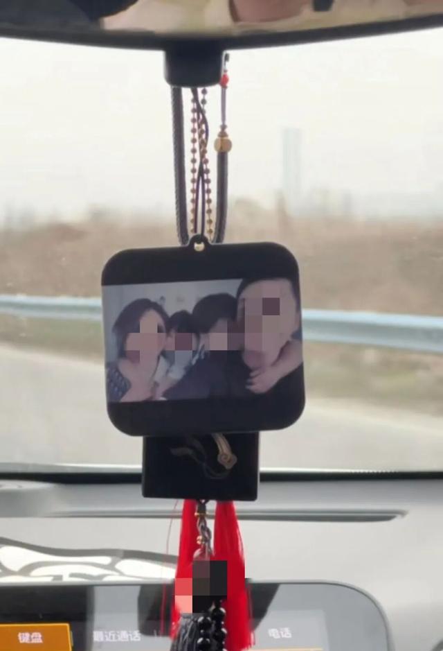 妻儿三人被杀案受害者金手镯被剪断，失窃48克金首饰在货车上被找到，丈夫称案发数月前曾借5000元给嫌犯