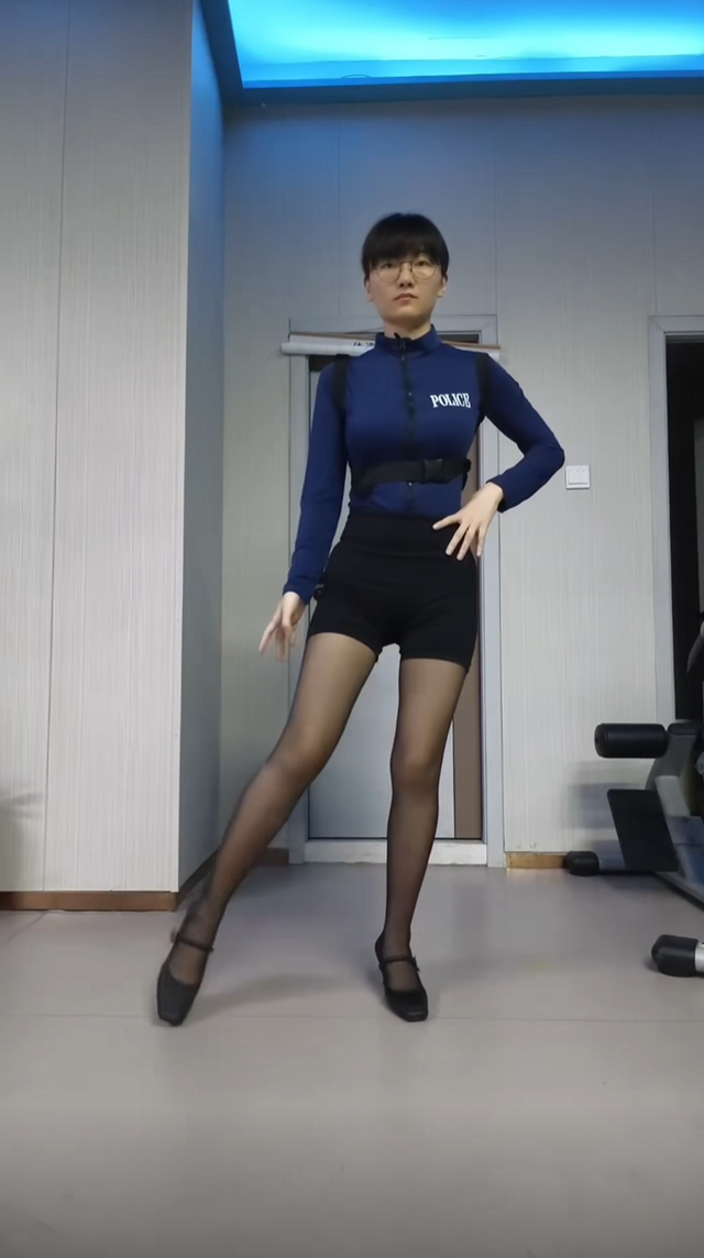 女主播模仿Faker擦边走红，遭Faker粉丝抵制，不会去现场看世界赛