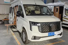 花5万改的床车够实用，大通新途V80长轴高顶，6座布局两张床位图片