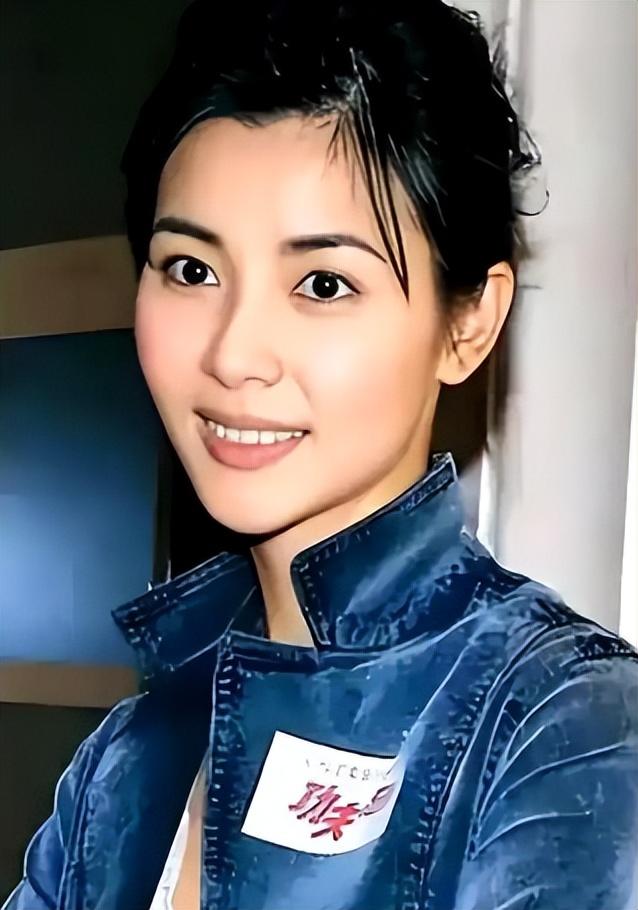 21岁拍三级，30岁被出轨，38岁嫁大佬，如今52岁没孩子还被宠成宝