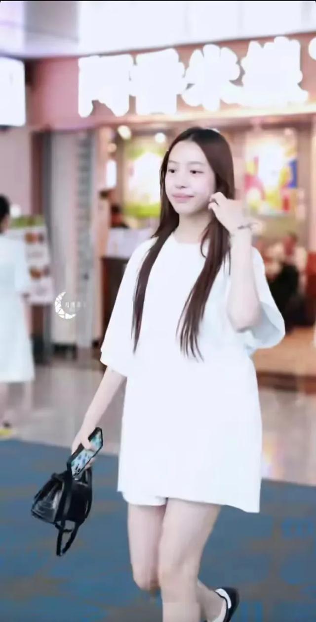 小四月都长这么大了，像爸爸黄有龙多一点，但大眼睛像小燕子