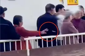 锐评丨朝兵马俑坑里扔烟头！坑的不止是文物图片