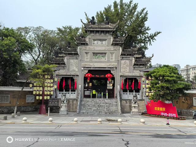 腾龙阁望汉江浩渺苍茫，古城头看襄阳心越千年。