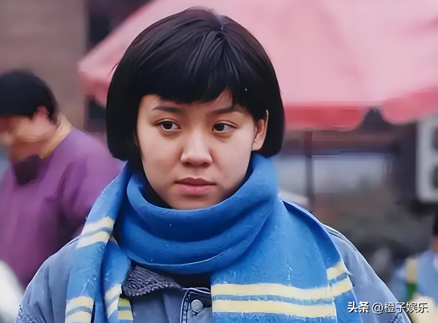 与四婚名导同居三年流产两次不结婚，转身下嫁穷小子，如今咋样？