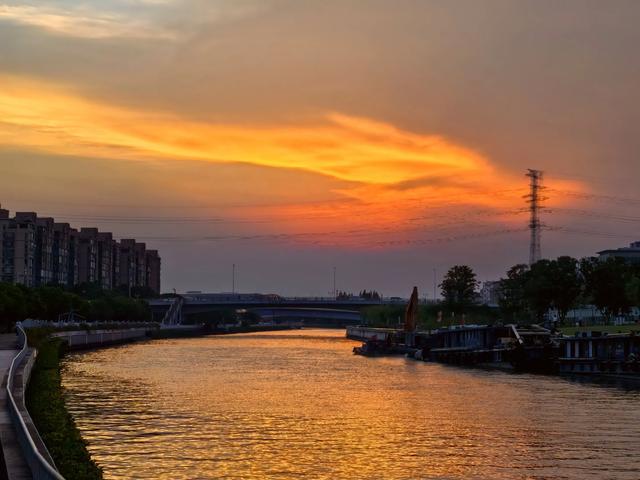 苏州河畔的时空漫游：从钢铁金融到流金水岸
