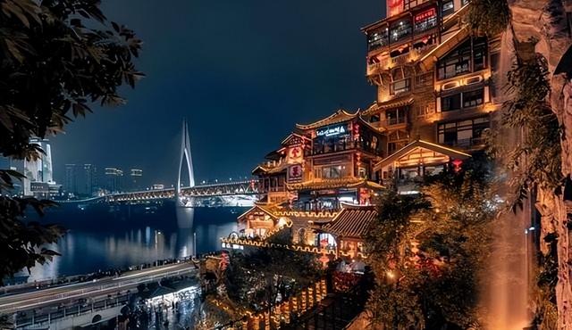杀疯了！1400万外国人涌入中国？在重庆的大街上，挤满了老外