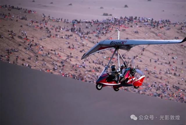 甘肃敦煌：直升机滑翔机空中游览成新宠