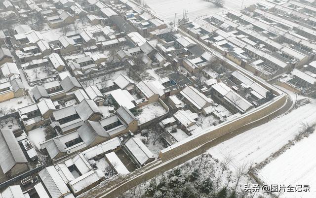 山西襄汾：初雪映丁村 古宅美如画