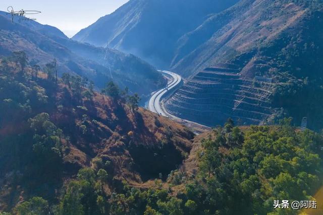 大理洱源县境内的G214国道擅长蛇形走位,堪称经典的天险路段